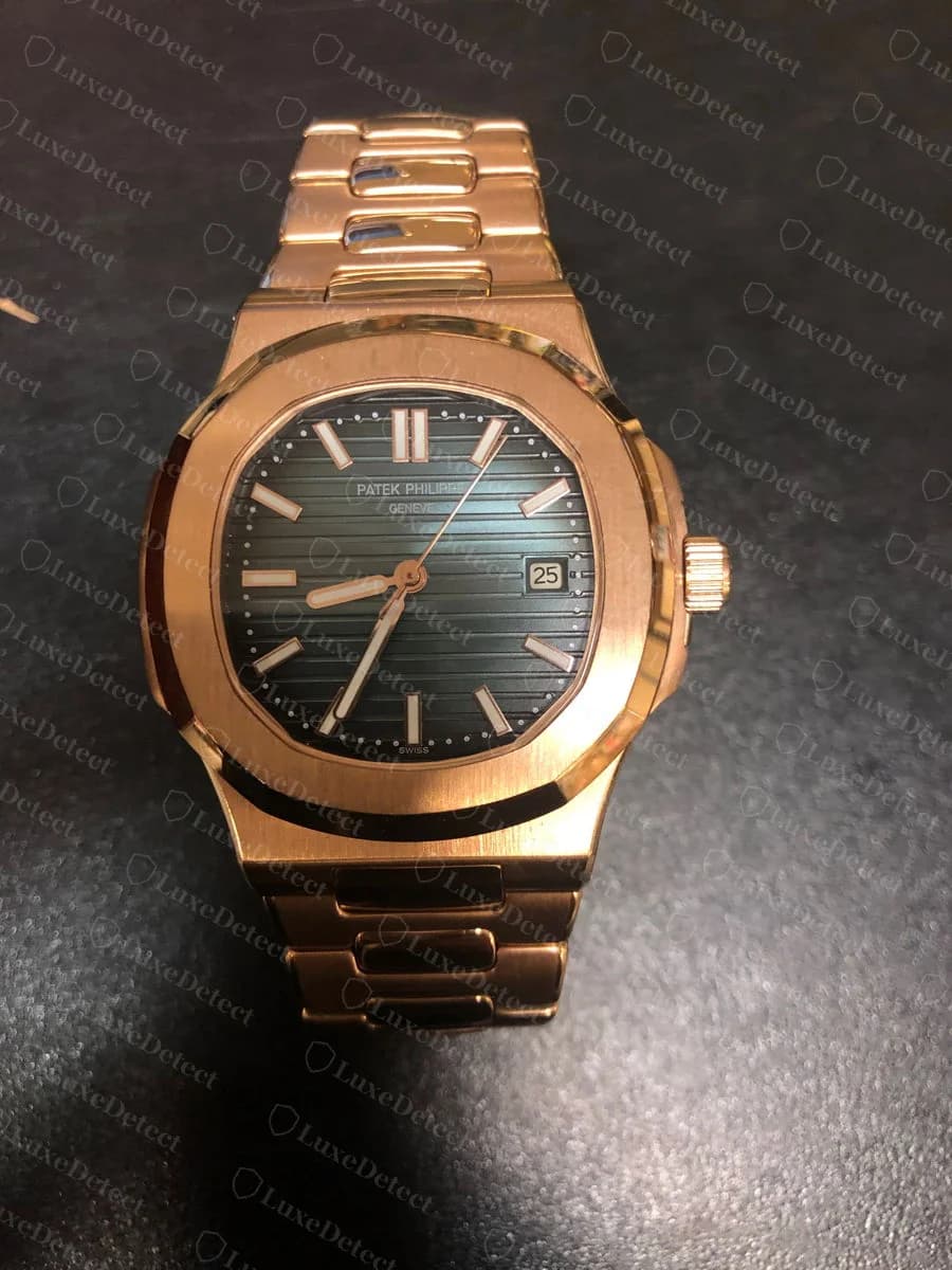 Nautilus de oro rosa falsificado: las letras "PATEK PHILIPPE GENÈVE" se ven planas y ligeramente blandas a este tamaño; compara cualquier esfera sospechosa con las fotos oficiales de esa referencia exacta