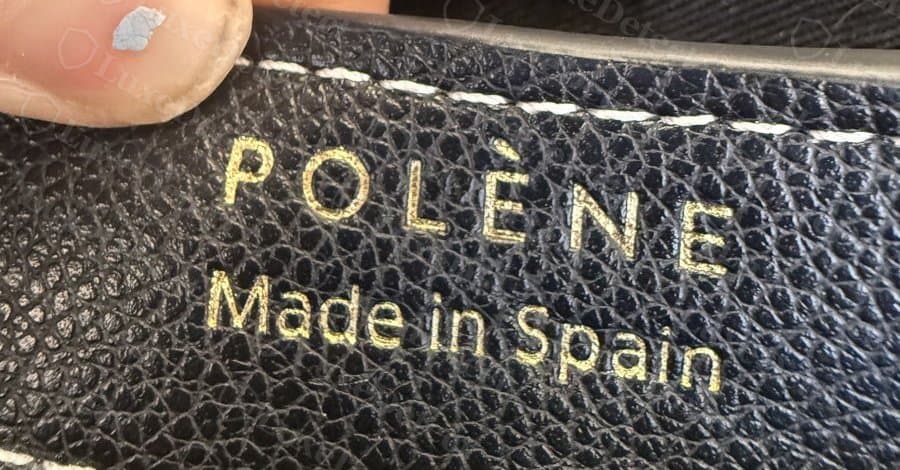 La misma posición de la etiqueta en una falsificación: "POLÈNE" en mayúsculas pero "Made in Spain" en mayúsculas y minúsculas, con un trazo claramente más ligero y fino