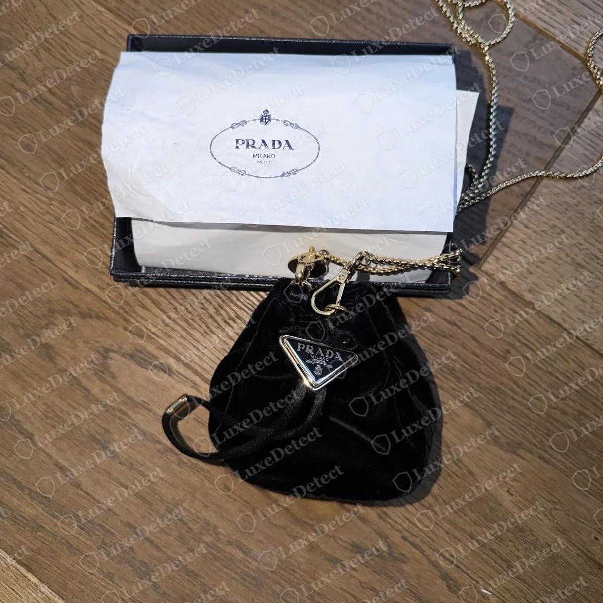 Mini pochette Prada en velours authentique avec sa boîte et son papier de soie blanc imprimé du logo ovale Prada