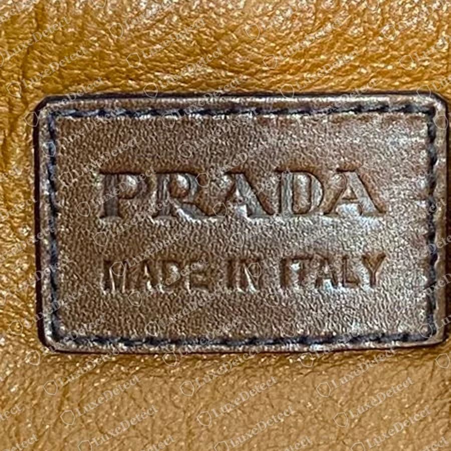 Echte Prada-Bucket-Bag aus Veloursleder: ein geprägter Lederpatch "PRADA MADE IN ITALY" mit genähten Kanten, keine Metallplakette