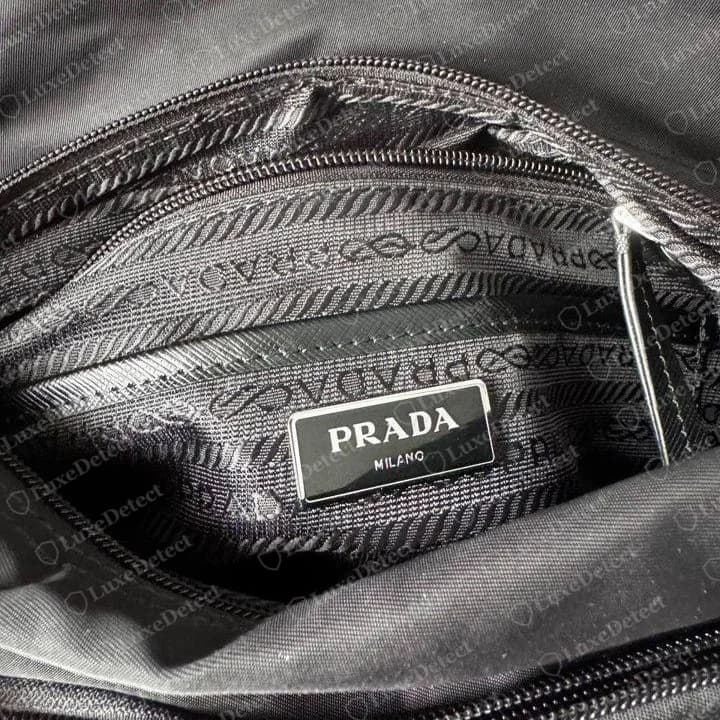Faux sac messager Prada en nylon clouté : le jacquard copié suit lui aussi des rangées horizontales de cordes et de logos, avec une plaque « PRADA MILANO » par-dessus