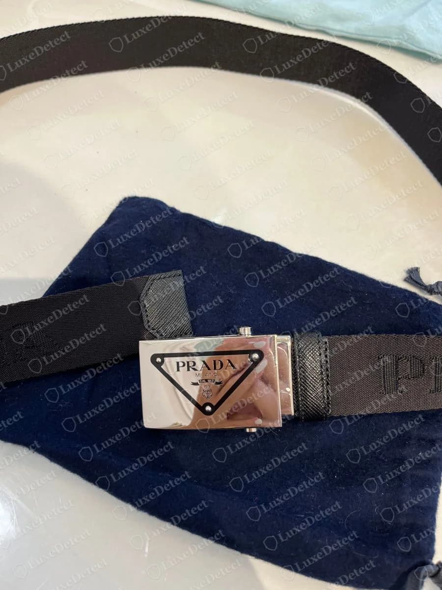 Cinto Prada de nylon autêntico: PRADA em jacquard tecido na tira, abas de Saffiano e uma fivela de placa com logo triangular