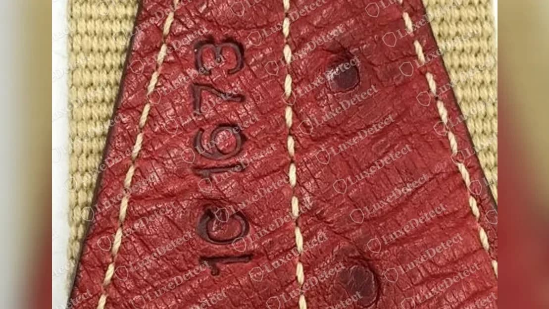 Cinturón Prada de mujer auténtico: código de estilo 1C 1673 estampado en la lengüeta de piel roja de un cinturón de lona