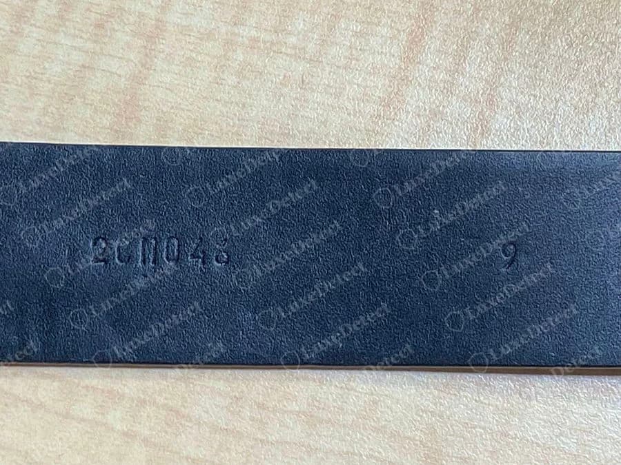 Cinto Prada masculino autêntico: código de estilo começando com 2CM, carimbado a quente no lado de baixo, com um dígito isolado mais adiante