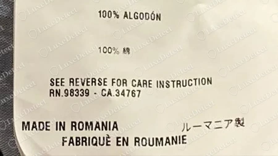 Etiqueta de composición de una camisa Prada genuina de 2008: RN.98339 - CA.34767, MADE IN ROMANIA y "FABRIQUÈ EN ROUMANIE" con un acento equivocado. Una etiqueta real puede llevar un error.