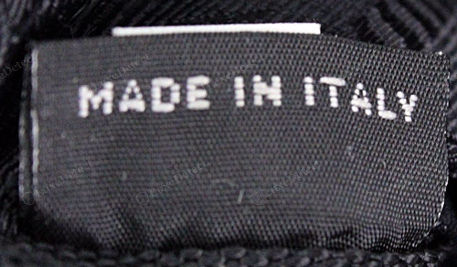 Étiquette tissée « MADE IN ITALY » d’un Prada Re-Edition authentique, proprement tissée et correctement orthographiée
