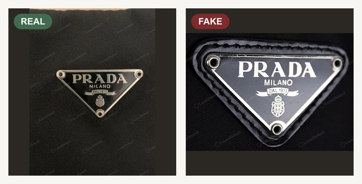 Links echt: Prada-Re-Edition-Dreieck mit glänzender, bündiger Emaille, scharfem Serifen-PRADA und Plakette bündig auf dem Nylon. Rechts Fälschung: Prada-Re-Edition-Dreieck mit gewölbter oder matter Emaille, verfusselten Buchstaben und einer Plakette, die sich an einer Ecke abhebt.