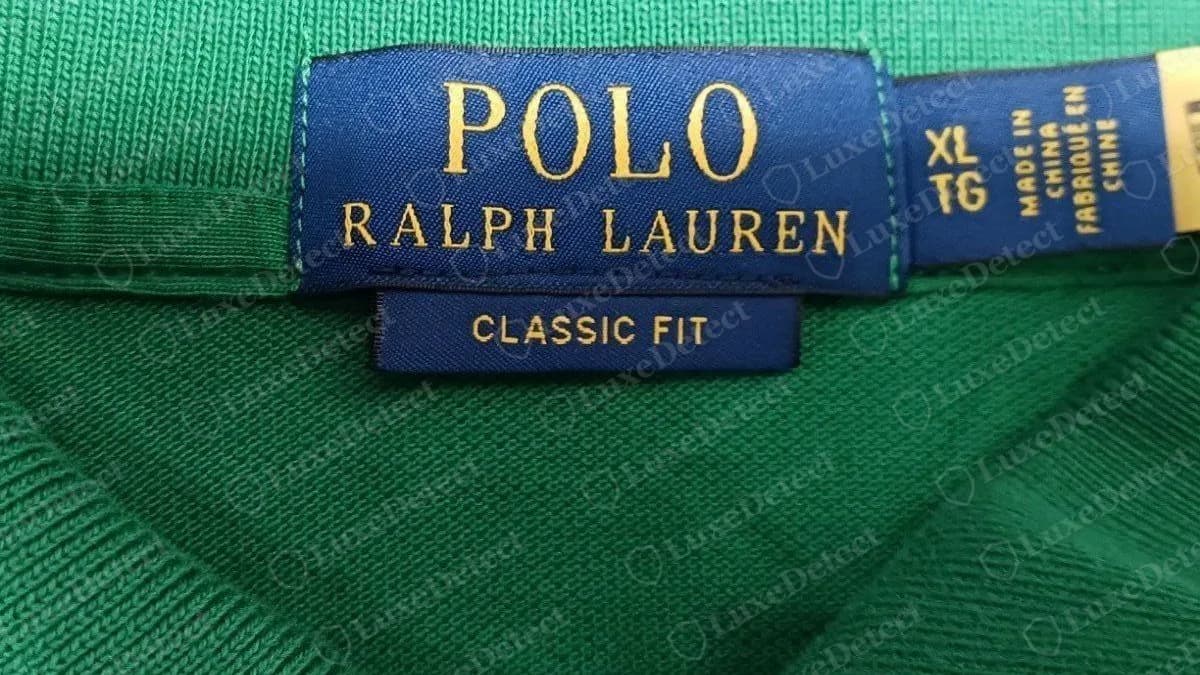 Etiqueta de cuello actual genuina de Polo Ralph Lauren: etiqueta tejida azul marino con letras doradas POLO / RALPH LAUREN, una pestaña separada CLASSIC FIT debajo y una pestaña de talla y país cosida al lado