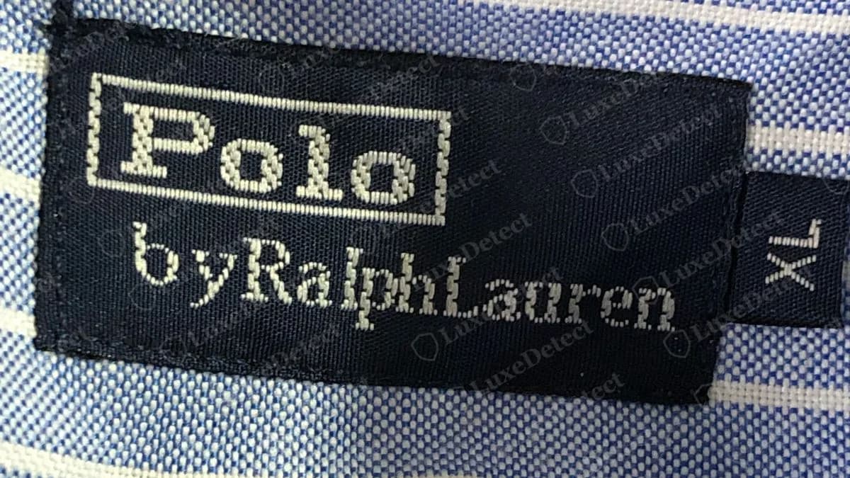 Etiqueta antigua genuina de Polo by Ralph Lauren: etiqueta tejida azul marino con Polo en un recuadro sobre "by Ralph Lauren" en cursiva, con una pestaña de talla aparte y una pestaña 100% COTTON
