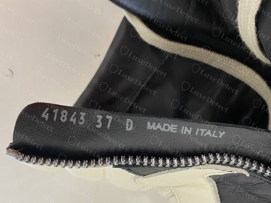 Estampille intérieure d'une fausse Geobasket Rick Owens le long de la fermeture éclair intérieure : numéro de série, taille et MADE IN ITALY imprimés sur la doublure
