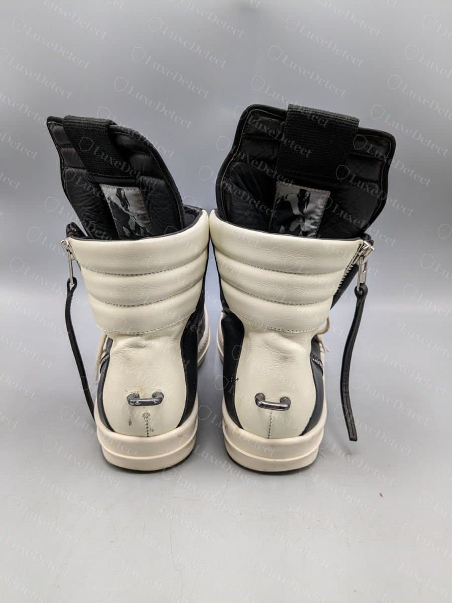 Geobasket Rick Owens original visto por trás: a língua alta e acolchoada com a sua etiqueta impressa acima do colarinho matelassê