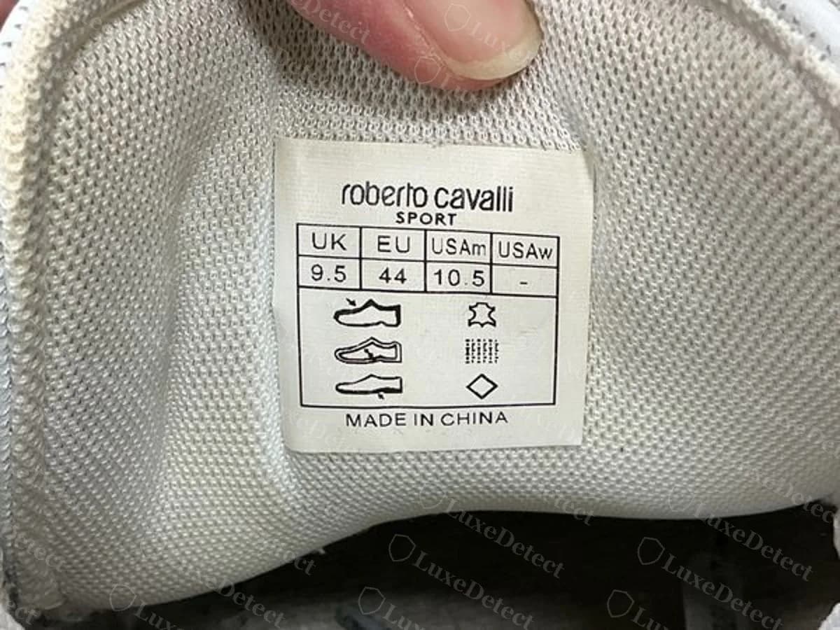 Etiqueta interior de una zapatilla Roberto Cavalli Sport original que dice roberto cavalli SPORT con las tallas UK 9.5, EU 44 y US 10.5, símbolos de materiales y Made in China
