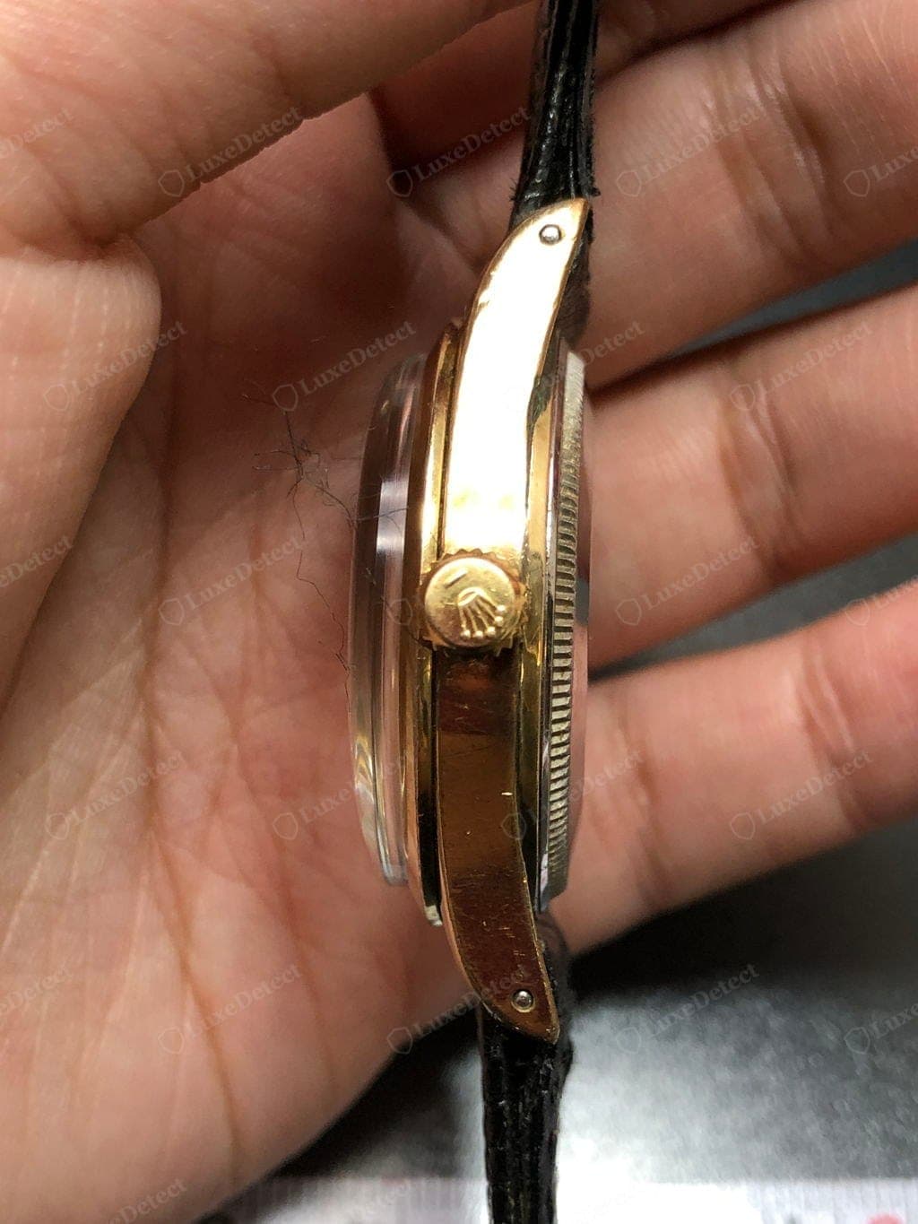 Corona de carga original en un Oyster vintage de tono dorado: el logo de la corona tallado con limpieza en la cara de la corona, sin puntos debajo, como se espera en una corona más antigua