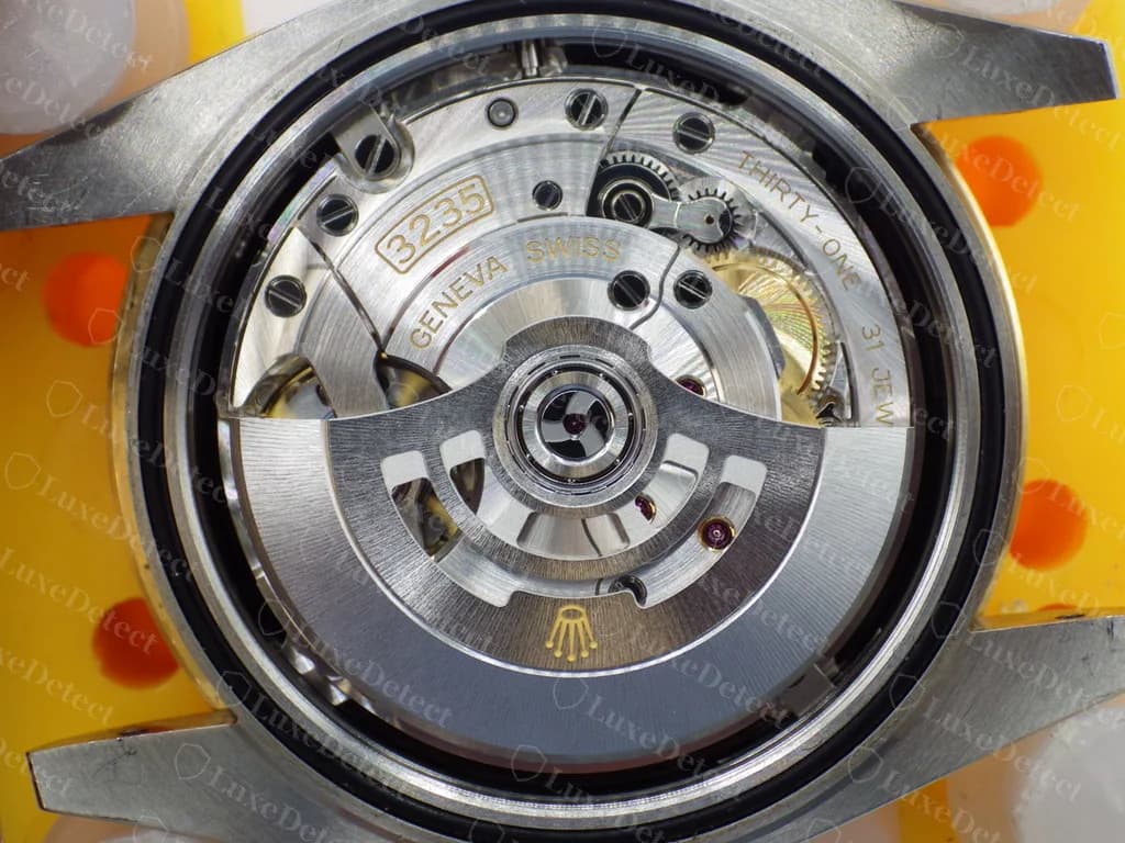 Calibre Rolex 3235 original visto por um fundo transparente: o número do calibre e "Geneva Swiss" gravados nas platinas, um rotor vazado com a coroa Rolex, superfícies finamente acabadas