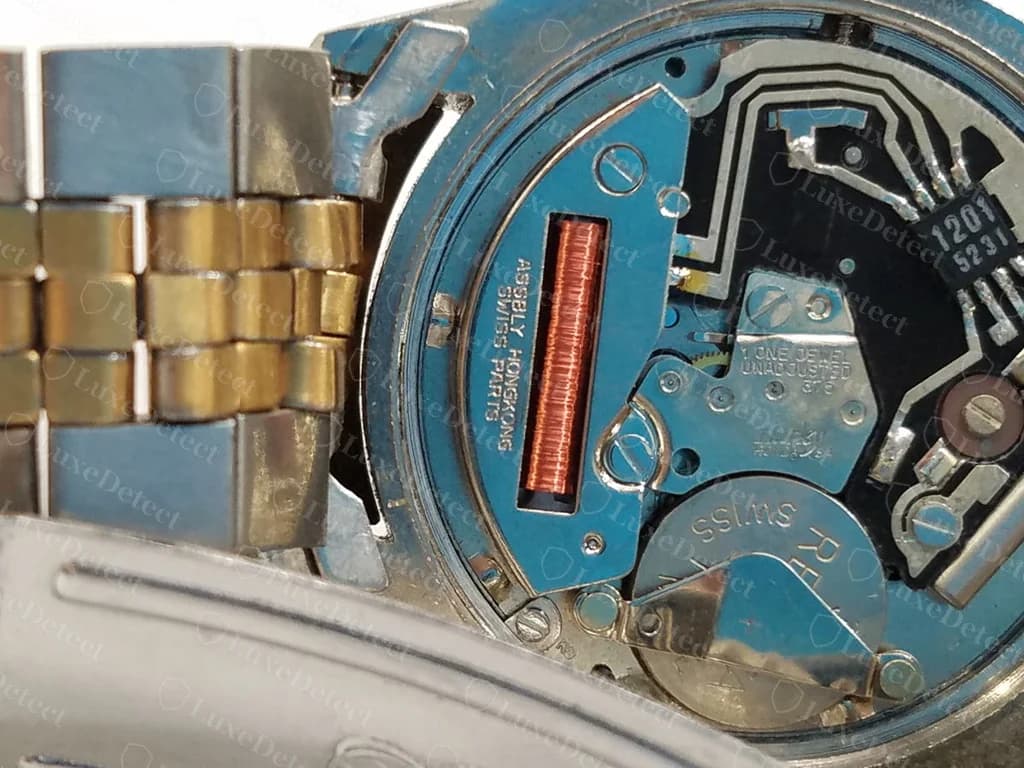 Relógio falsificado no estilo Rolex com módulo de quartzo por dentro: bateria, placa de circuito e bobina, carimbado "Swiss Parts", "Assbly Hongkong" e "1 One Jewel Unadjusted", nada que lembre um calibre Rolex