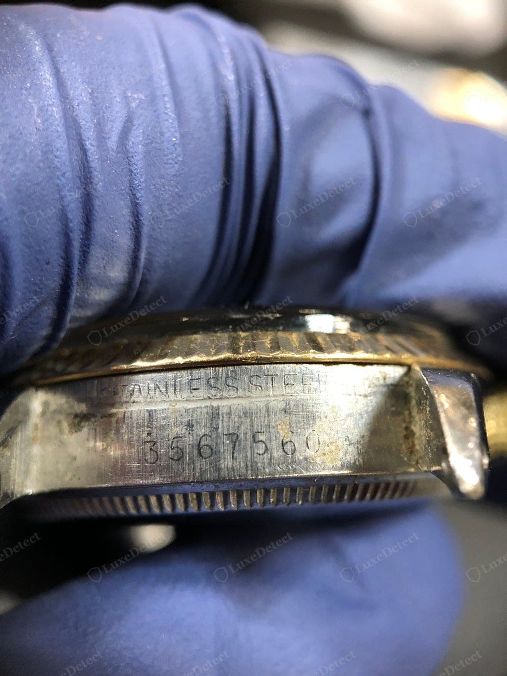 Grabado original en el lateral de la caja de un Datejust vintage de acero: "STAINLESS STEEL" y el número de serie numérico 3567560 tallados en la caja, gastados y un poco irregulares tras décadas de uso