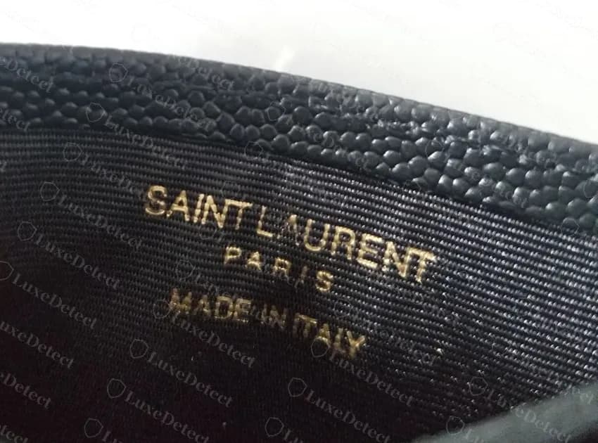 Contrefait : MADE IN ITALY à la feuille du même or vif et du même poids que le nom de la marque, sur une doublure en textile tissé