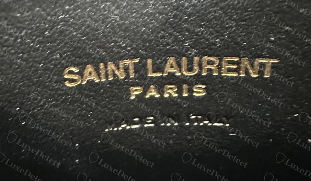 Authentique : SAINT LAURENT PARIS à la feuille dorée, avec un discret MADE IN ITALY ton sur ton pressé dans le cuir en dessous