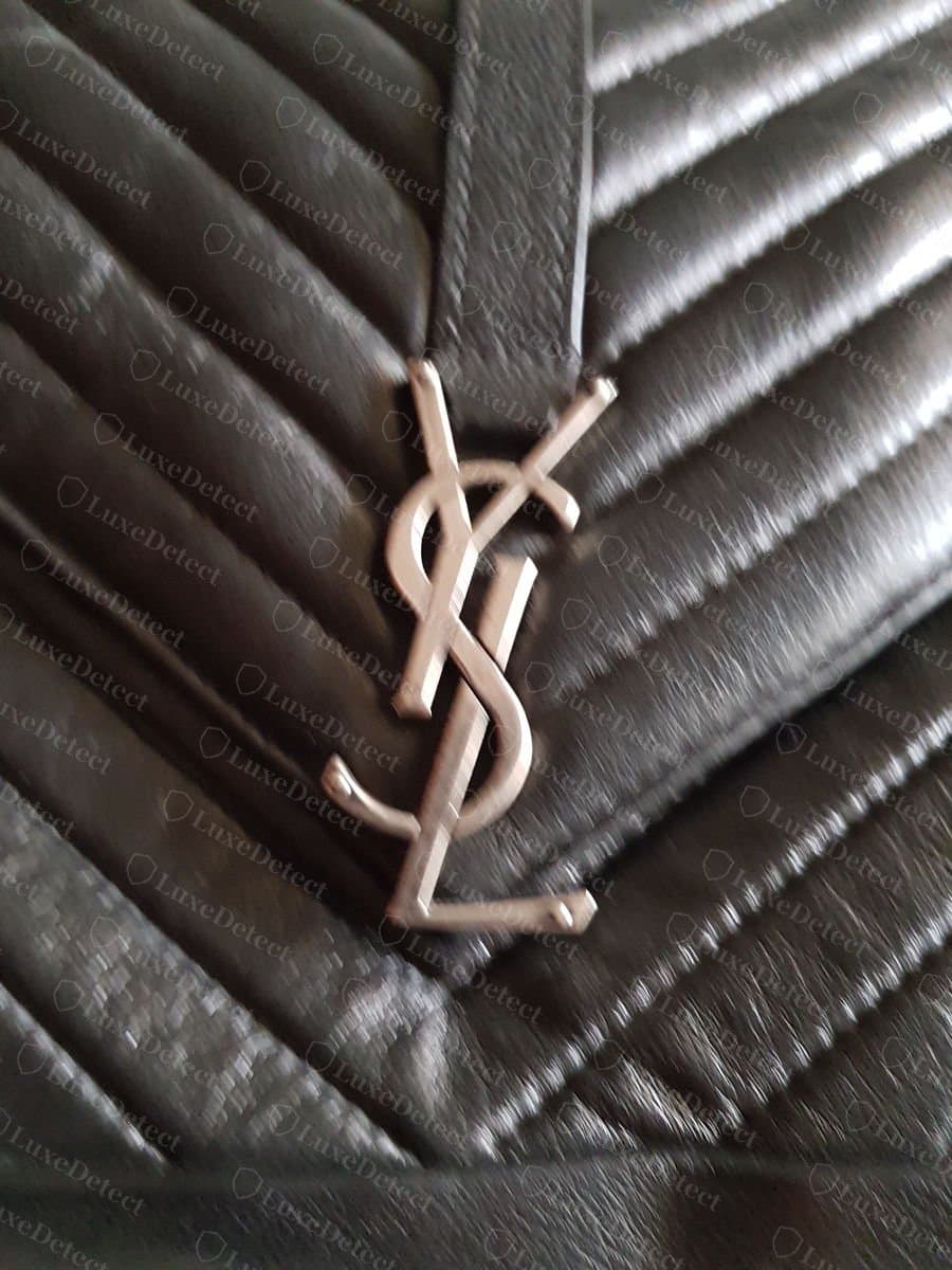 Faux : le même rabat matelassé en chevrons avec un logo Saint Laurent argenté, aux formes de lettres et à la fonte différentes de celles du logo authentique ci-dessus