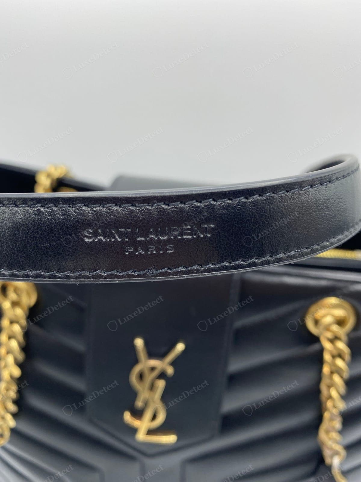 Gaufrage du cuir d'un Saint Laurent Loulou authentique : estampille du fabricant nette et régulière dans le cuir ton sur ton