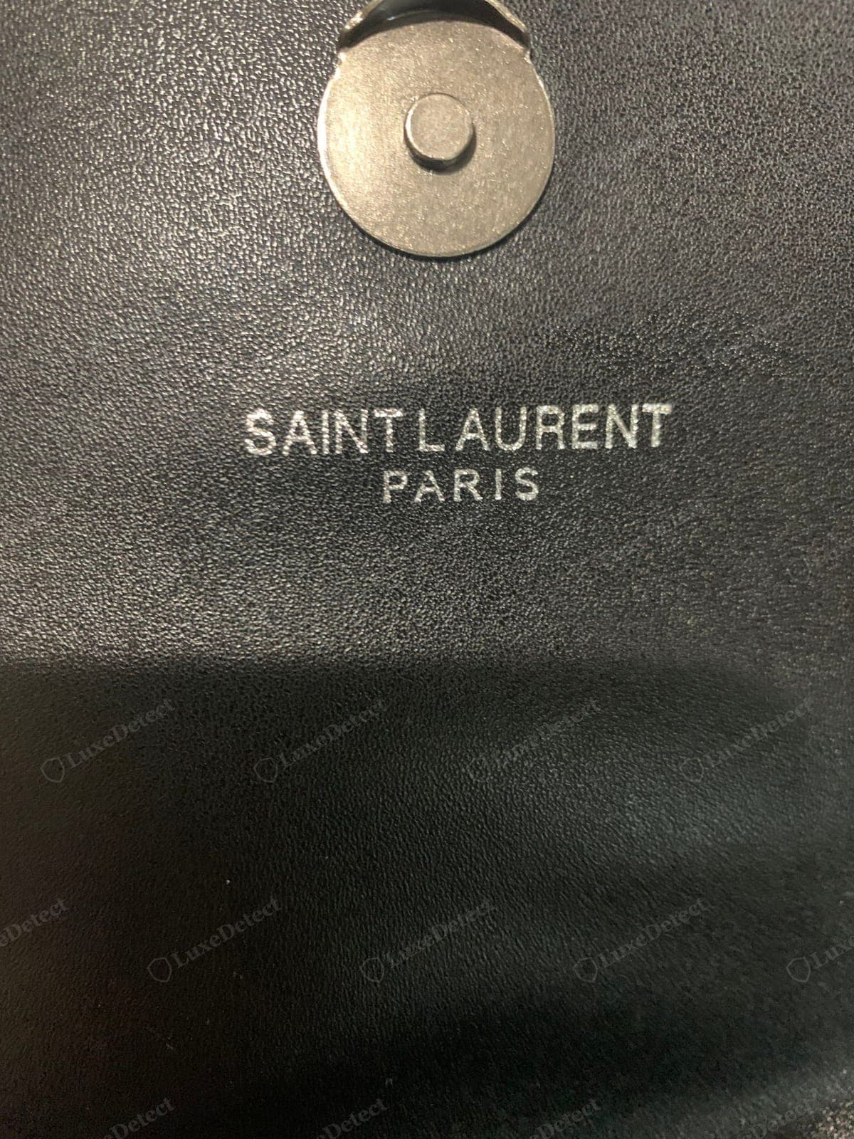 Grabado "SAINT LAURENT PARIS" falso: un sello poco profundo, empastado o con el espaciado equivocado
