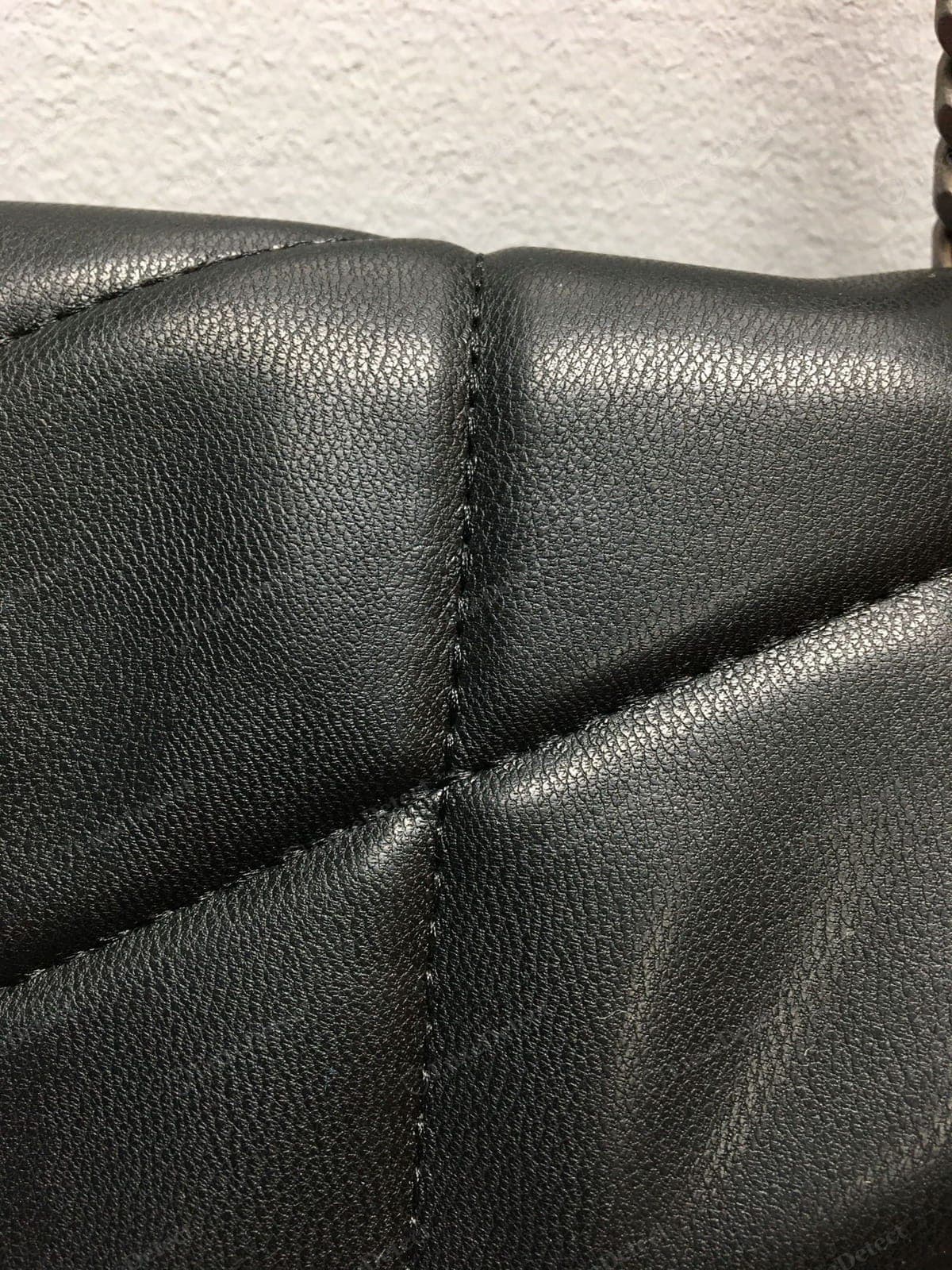 Gefälschte Nähte einer Saint Laurent Loulou: ungleiche Stichlänge und eine schwankende Linie entlang einer Naht