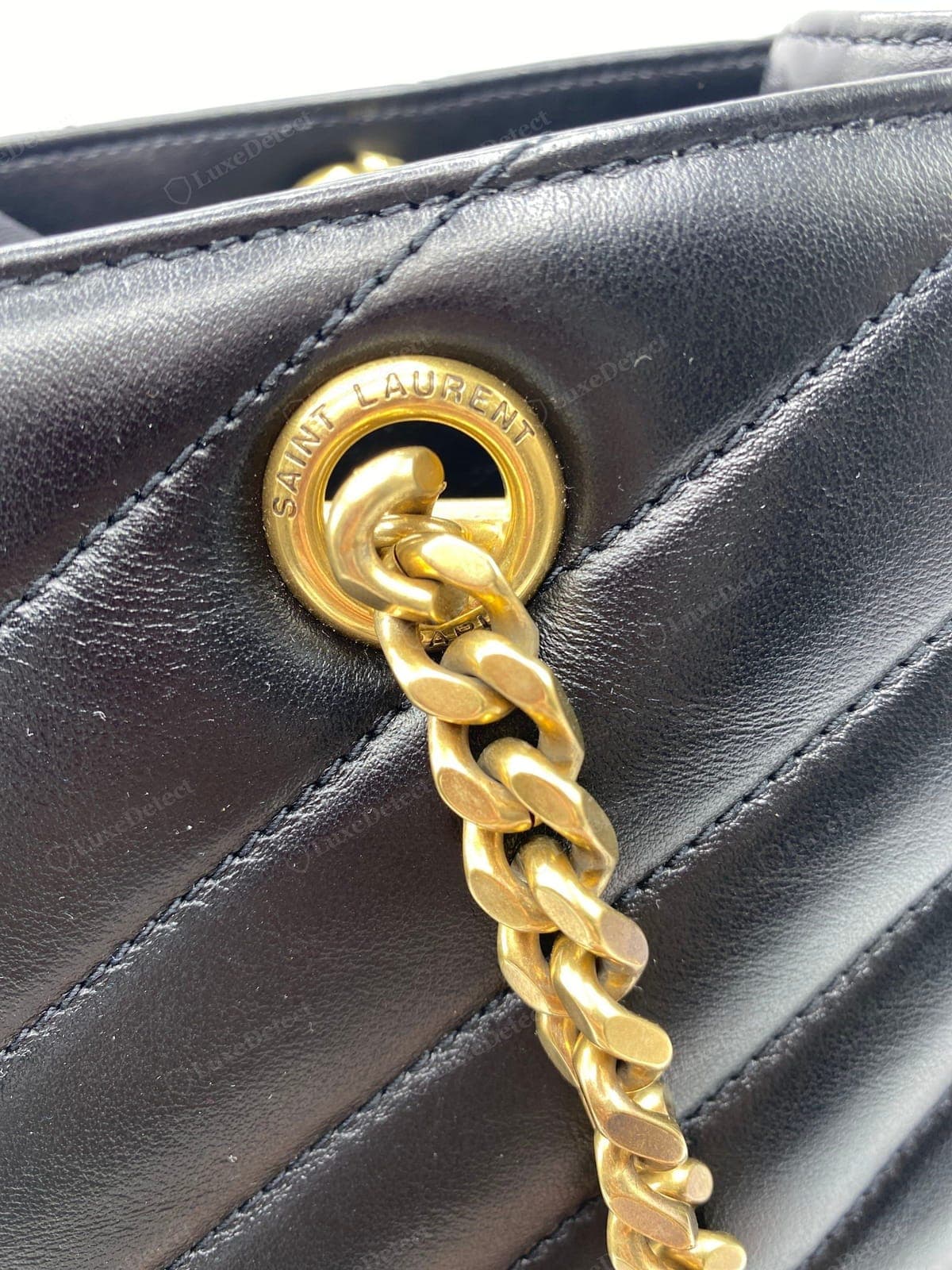 Aro de la correa de un Saint Laurent Loulou original: el aro metálico de la correa grabado con limpieza, con un baño parejo