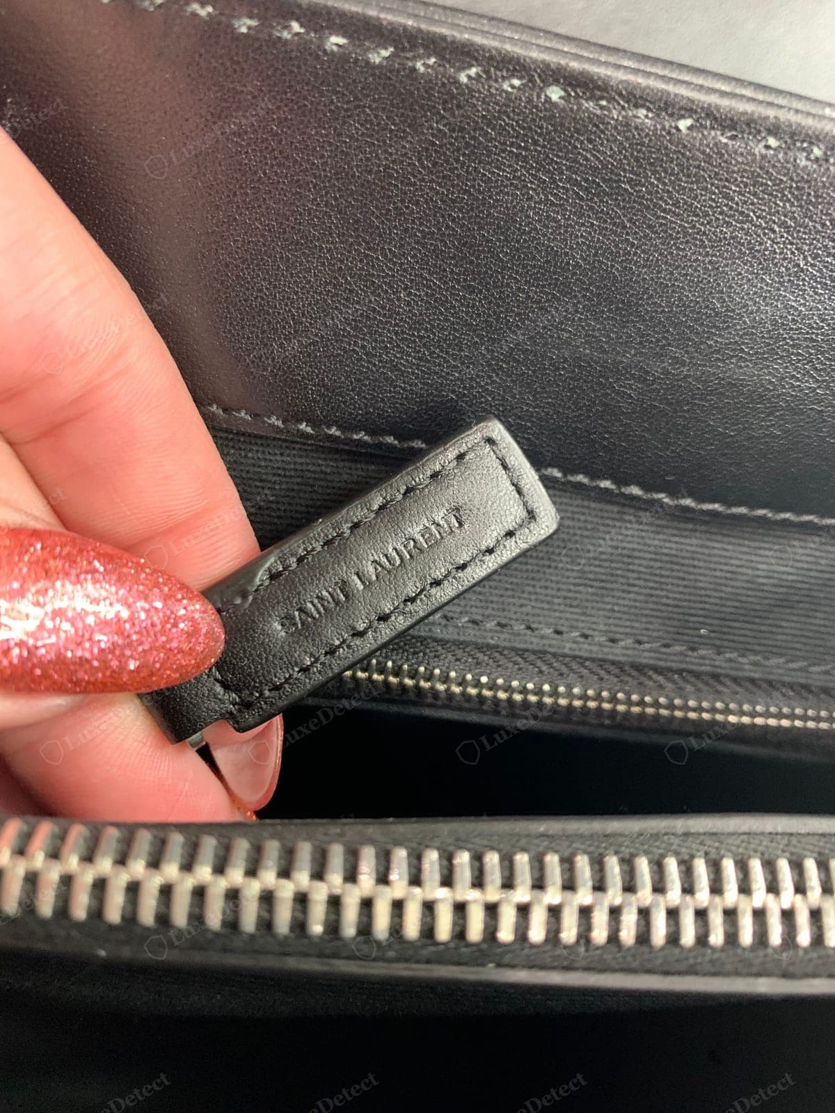 Fermeture éclair d'un Loulou contrefait : tirette molle ou mal estampillée, curseur qui accroche