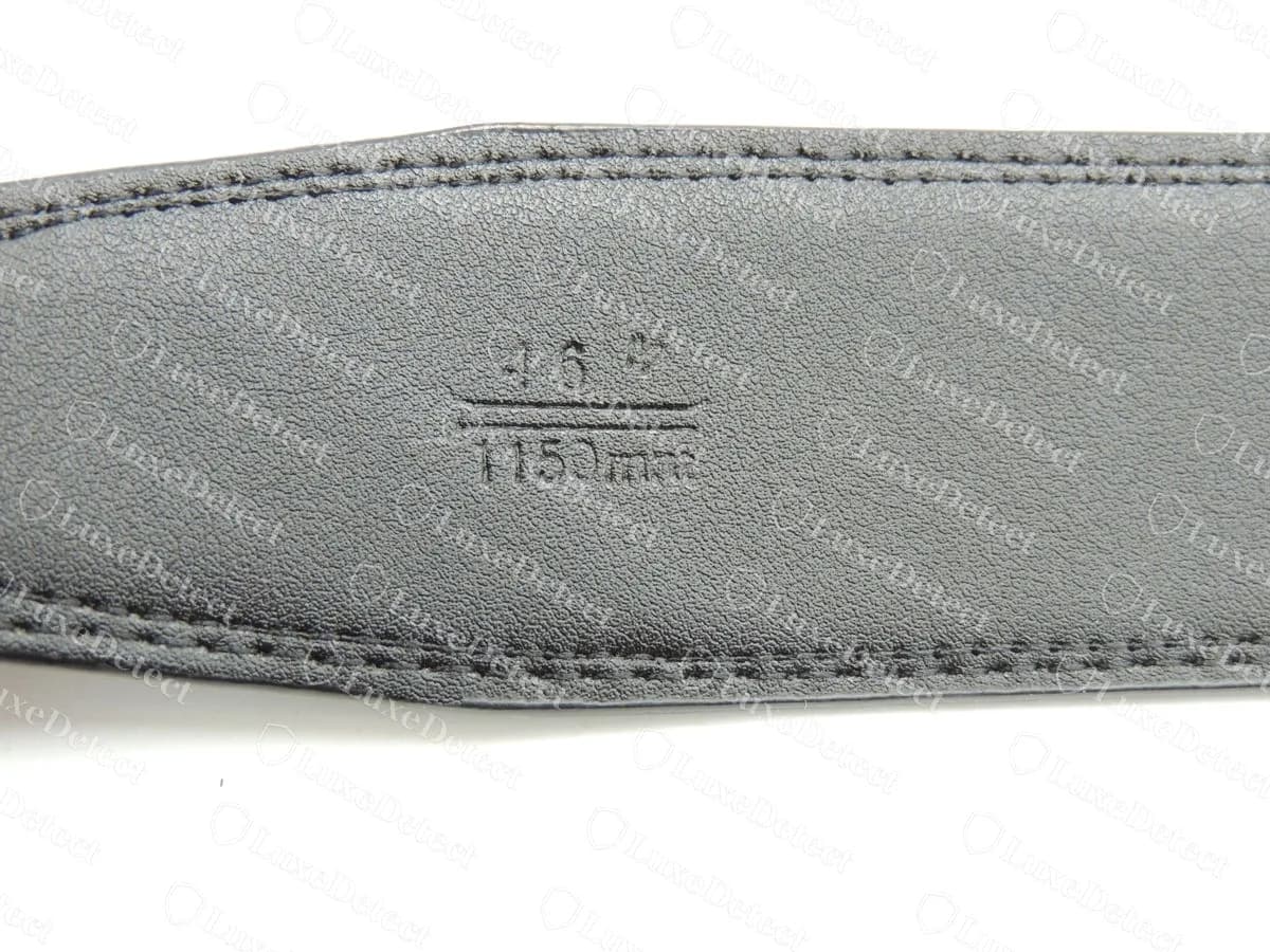 Indication de taille de lanière contrefaite : « 46 » sur « 1150mm », un format de longueur en millimètres que les lanières Ferragamo authentiques n'utilisent pas