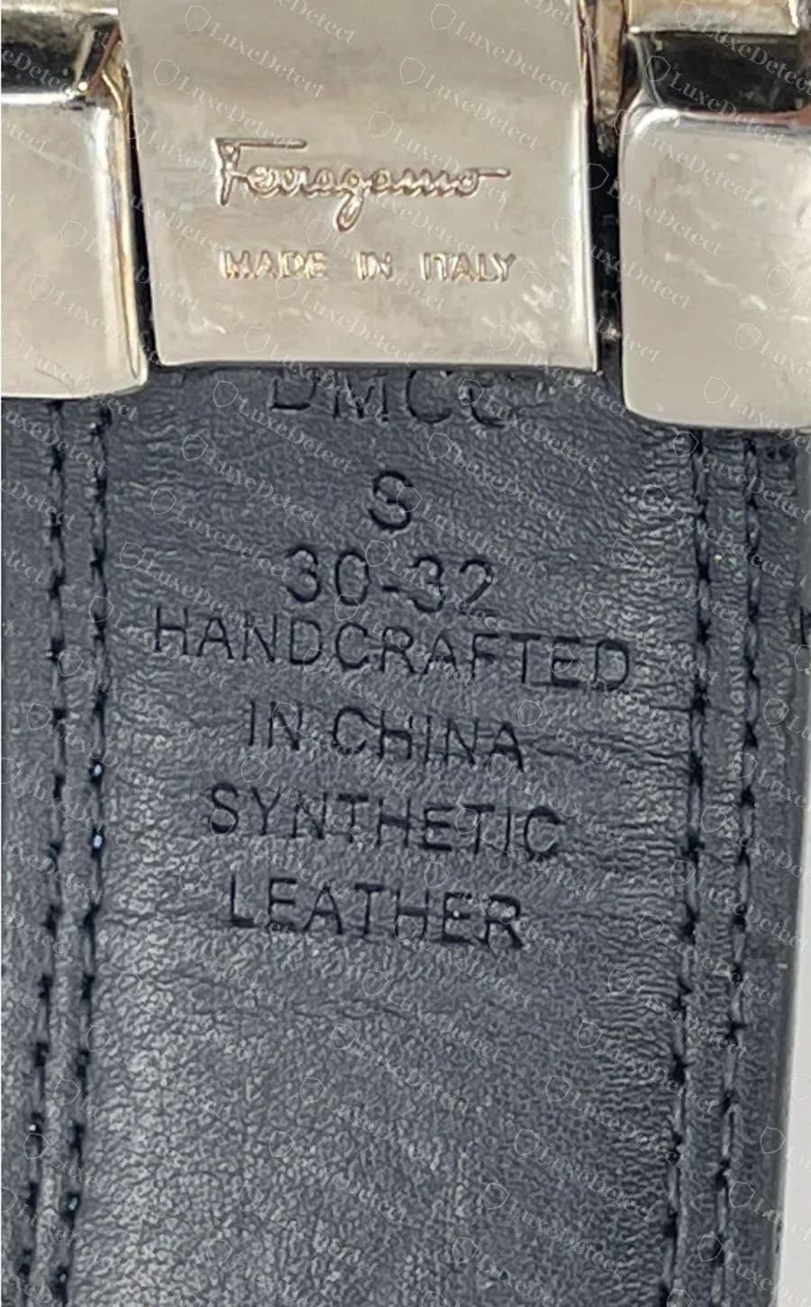 Cinturón reversible falso: la pinza está grabada "Ferragamo MADE IN ITALY", pero la correa justo debajo está estampada "HANDCRAFTED IN CHINA, SYNTHETIC LEATHER" con una talla S 30-32