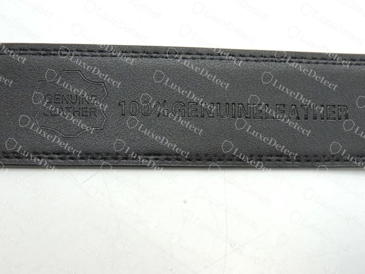 Gefälschte Gürtelrückseite mit dem Stempel "100% GENUINE LEATHER" neben einem generischen Lederhaut-Logo, einer Markierung, die an keinem echten Ferragamo-Gürtel vorkommt
