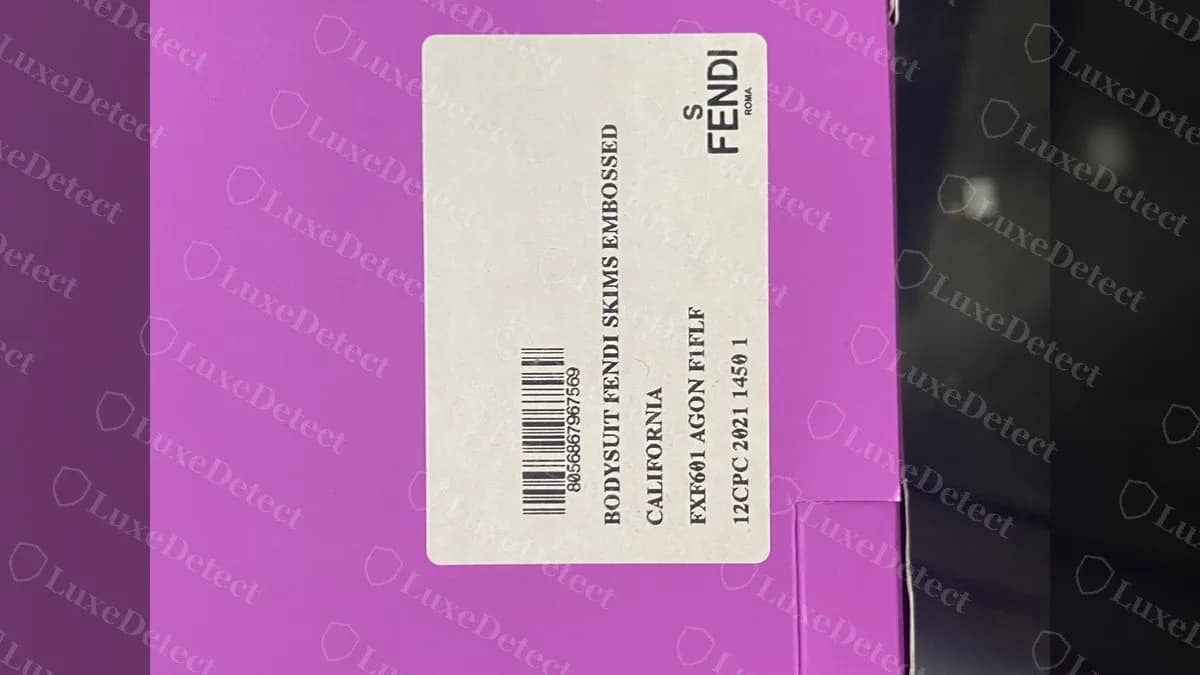 Etiqueta genuina de la caja de Fendi x SKIMS: descripción del artículo, color, código de estilo FXF601 y código de barras en la caja magenta
