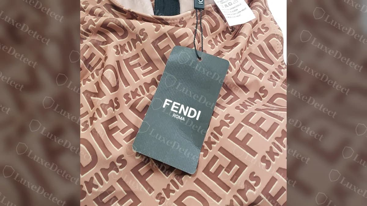 Gefälschtes Fendi x SKIMS Hangtag: eine dunkelgraue Fendi-Roma-Karte ohne Produktaufkleber auf der Vorderseite