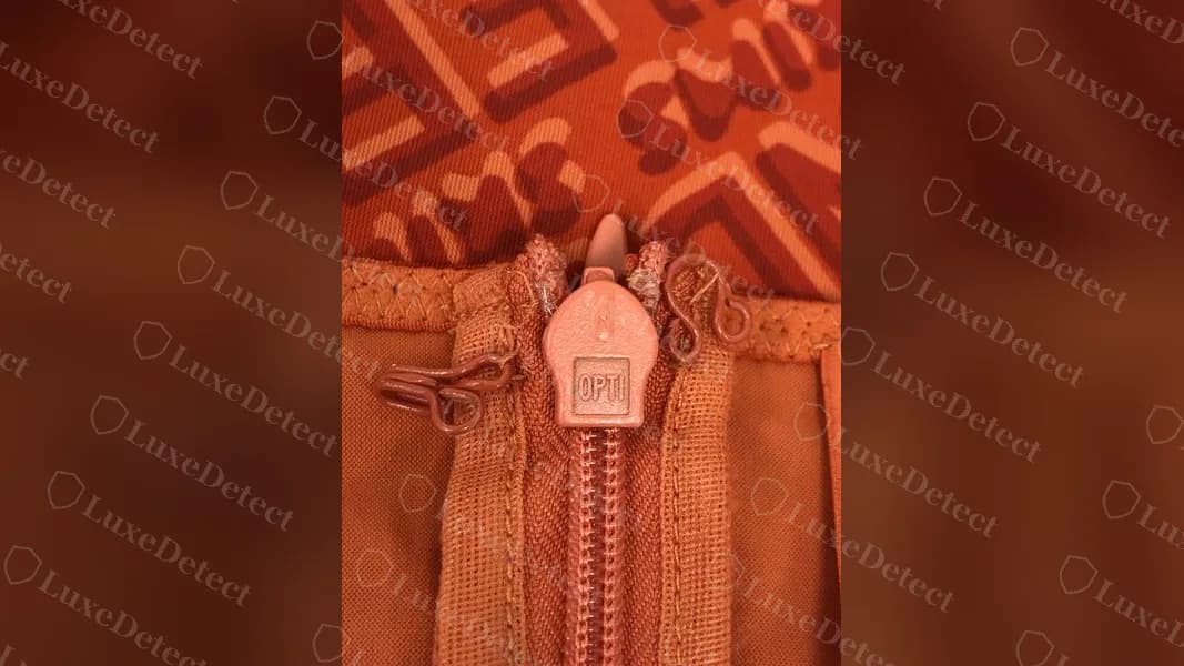Fermeture éclair Fendi x SKIMS authentique : tirette assortie à la couleur estampillée OPTI, avec une fermeture à crochet et œillet au-dessus