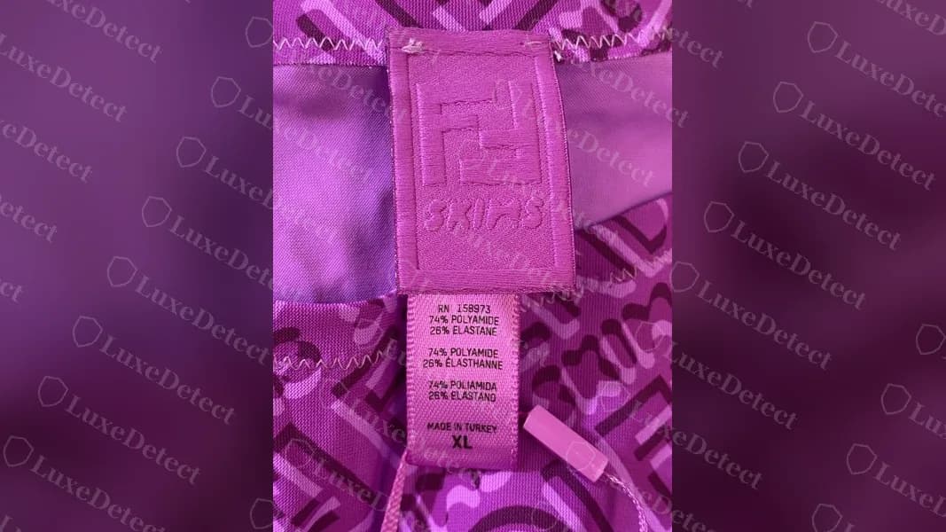 Echter Fendi x SKIMS Body: gewebtes Label in Ton-in-Ton, FF über SKIMS, darunter das Satin-Pflegeetikett (RN 158973, Polyamid und Elastan, Made in Turkey)