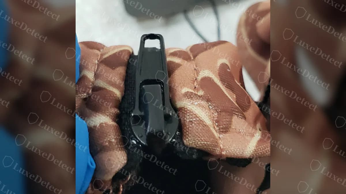 Cremallera falsa de Fendi x SKIMS: tirador negro liso sin ninguna marca