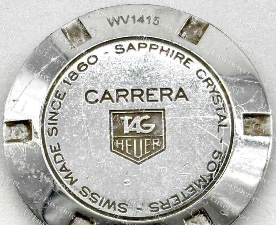Fond plein de TAG Heuer Carrera authentique, avec un écusson symétrique et un lettrage gravé régulièrement espacé