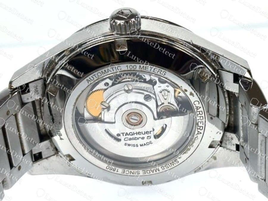 Fond transparent de TAG Heuer Carrera authentique montrant un rotor signé Calibre 5