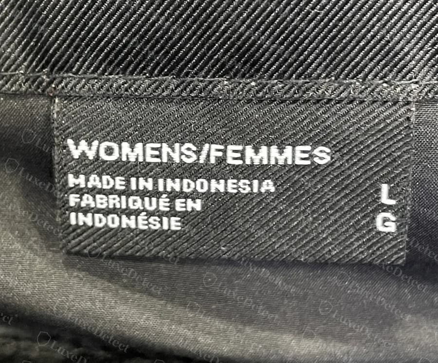 Etiqueta de cuello genuina de mujer con la lengüeta de origen que dice Made in Indonesia en inglés y francés, con la talla repetida en ambos idiomas