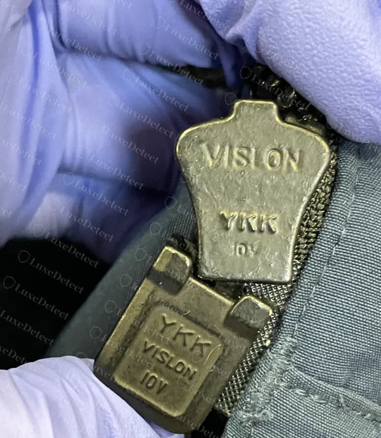 Tirador de cremallera genuino en una parka de plumas, estampado VISLON y YKK, y un cuerpo del cursor estampado YKK