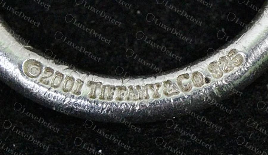 Llavero Return to Tiffany original: la argolla estampada con ©2001 TIFFANY & CO. 925