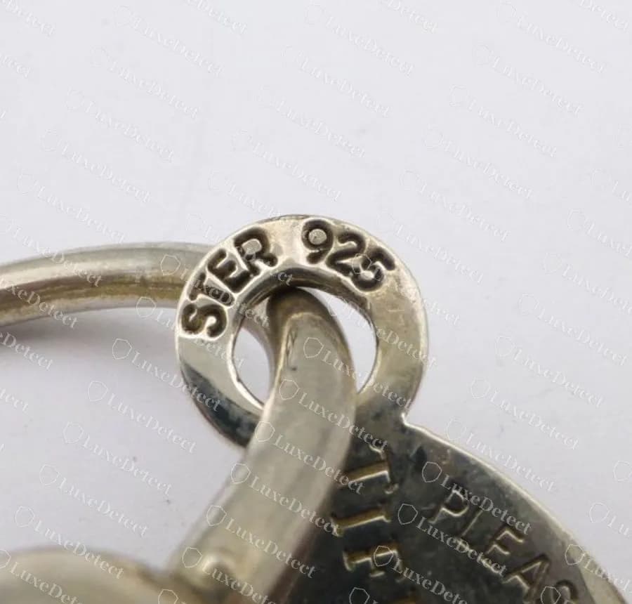 Portachiavi Return to Tiffany contraffatto: l’anellino di giunzione punzonato STER 925, un marchio che non abbiamo trovato sui portachiavi originali