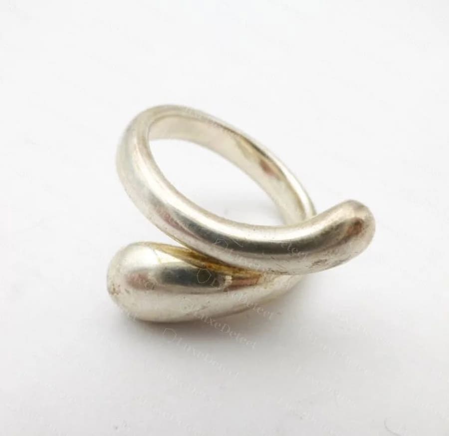 Authentic Tiffany Elsa Peretti Teardrop Bypass Ring showing an even, symmetric double curve with matched terminal drops and continuous mirror polish