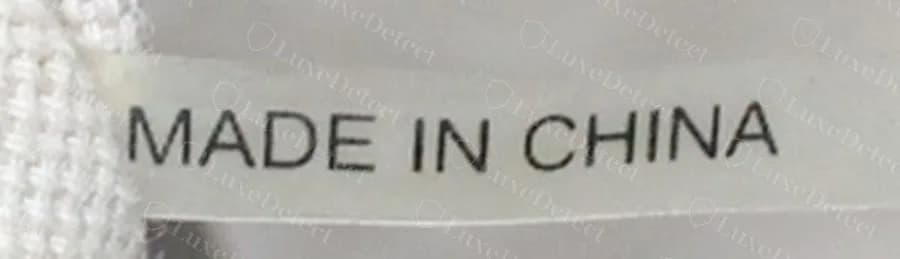 Cinta original antigua de Tory Burch que dice MADE IN CHINA en mayúsculas finas sin serifas, sin línea de código de estilo