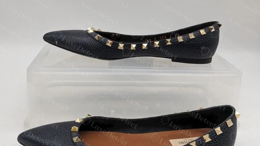 Bailarina Rockstud de punta fina genuina en cuero granulado negro, con tachones a lo largo del borde superior
