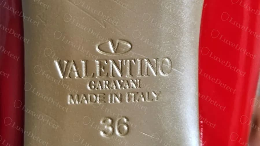 Sello de suela genuino en un salón Rockstud de charol rojo: la misma composición, limpia y profunda en una suela nueva