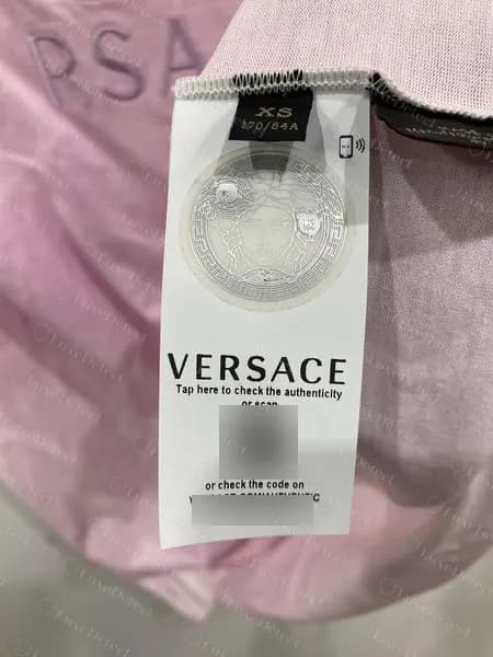 Echtes Versace-Etikett zur Echtheitsprüfung per Tippen: Größenstreifen, Medusa-Scheibe, VERSACE, Tap here to check the authenticity or scan, QR-Code und gedruckter Code (QR und Code unkenntlich gemacht)