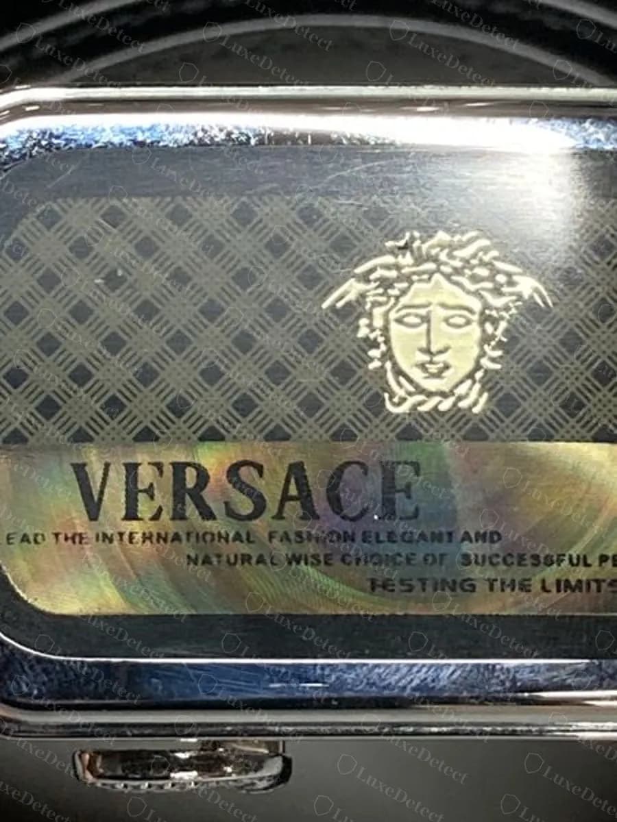 Fake-ruled automatic buckle panel printed with VERSACE and a slogan about fashion and successful people under it