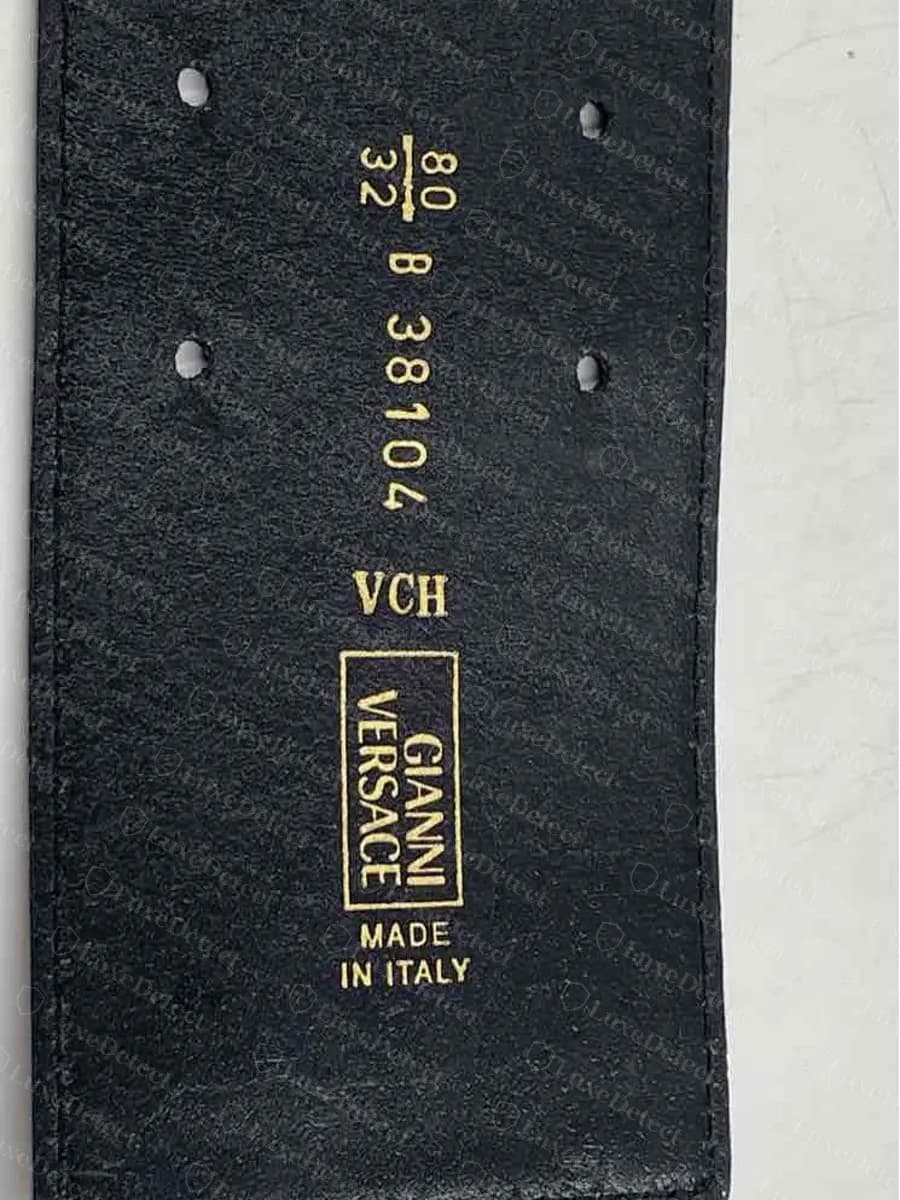 Authentic vintage Gianni Versace strap in gold foil: size 80 over 32, a code, VCH, the boxed GIANNI VERSACE logo and MADE IN ITALY