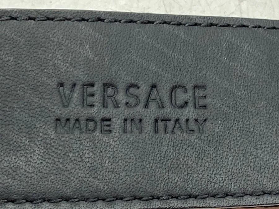 Reverso de una correa original de la línea principal con grabado en caliente VERSACE sobre MADE IN ITALY